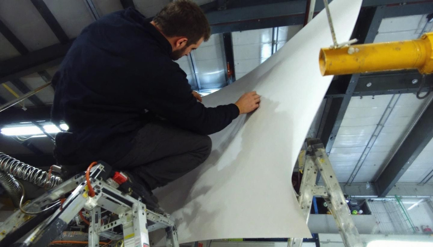 Techniques avancées pour appliquer du papier peint dans des espaces atypiques